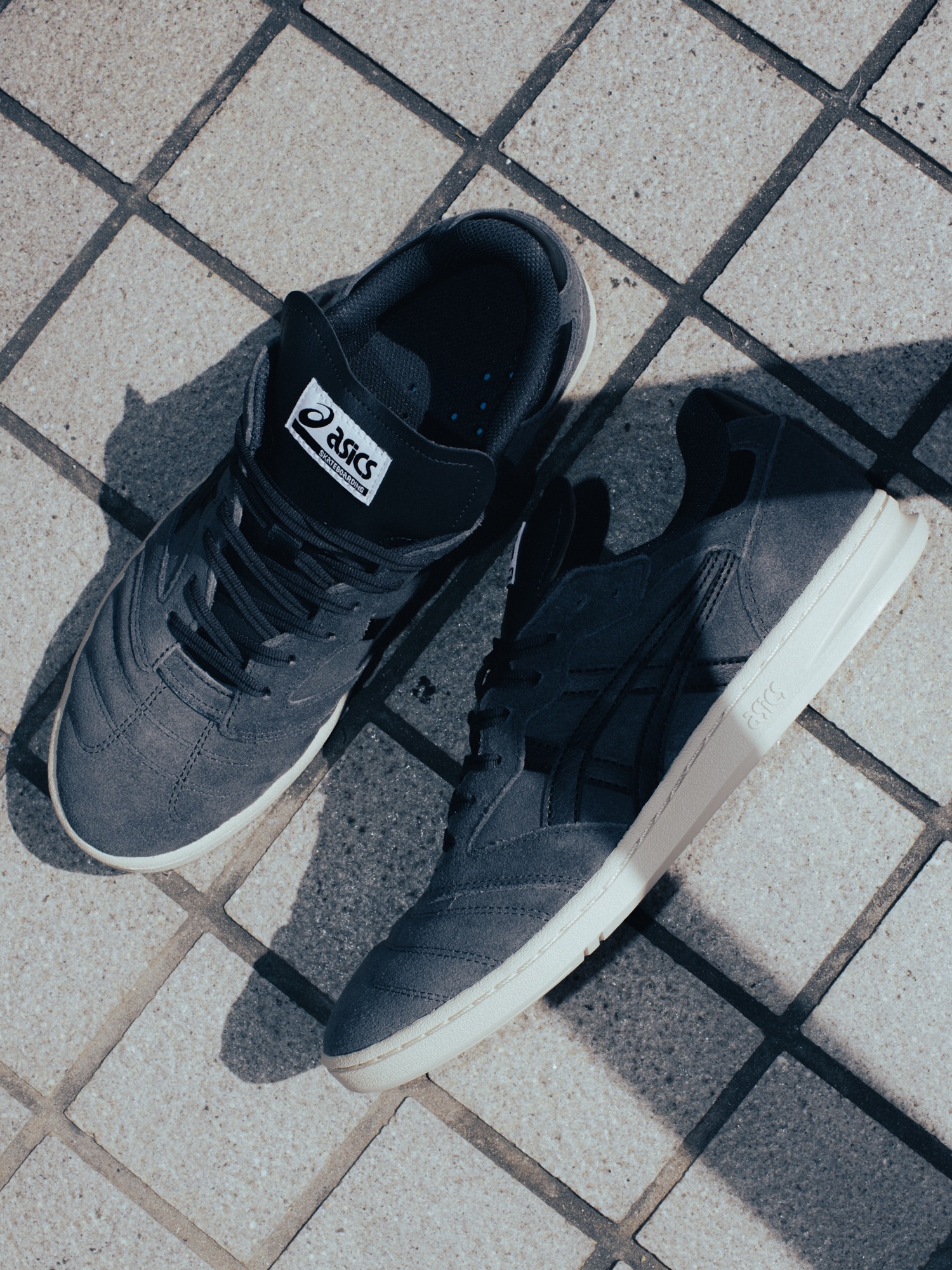 @asics_skateboarding  LEGGEREZZA FB（GRAPHITE GREY/BLACK）asics skateboardingの人気モデル「LEGGEREZZA FB」に、ニューカラー GRAPHITE GREY/BLACKが登場。秋にぴったりの落ち着いたグレーのスエードアッパーを基調に、ブラックのアシックスストライプが全体を引き締めるカラーリング。インナーソールは異サイズホール構造で内側への重心移動と安定性を両立し、着地の衝撃も緩衝。アウターソールは「SKYHAND OG」型で足裏感覚とクッショニングを両立しています。本日発売スタート @kaisei_yamaguchi #asics #asicsskateboarding #leggerezzafb #instantskateshop #instantskateboards