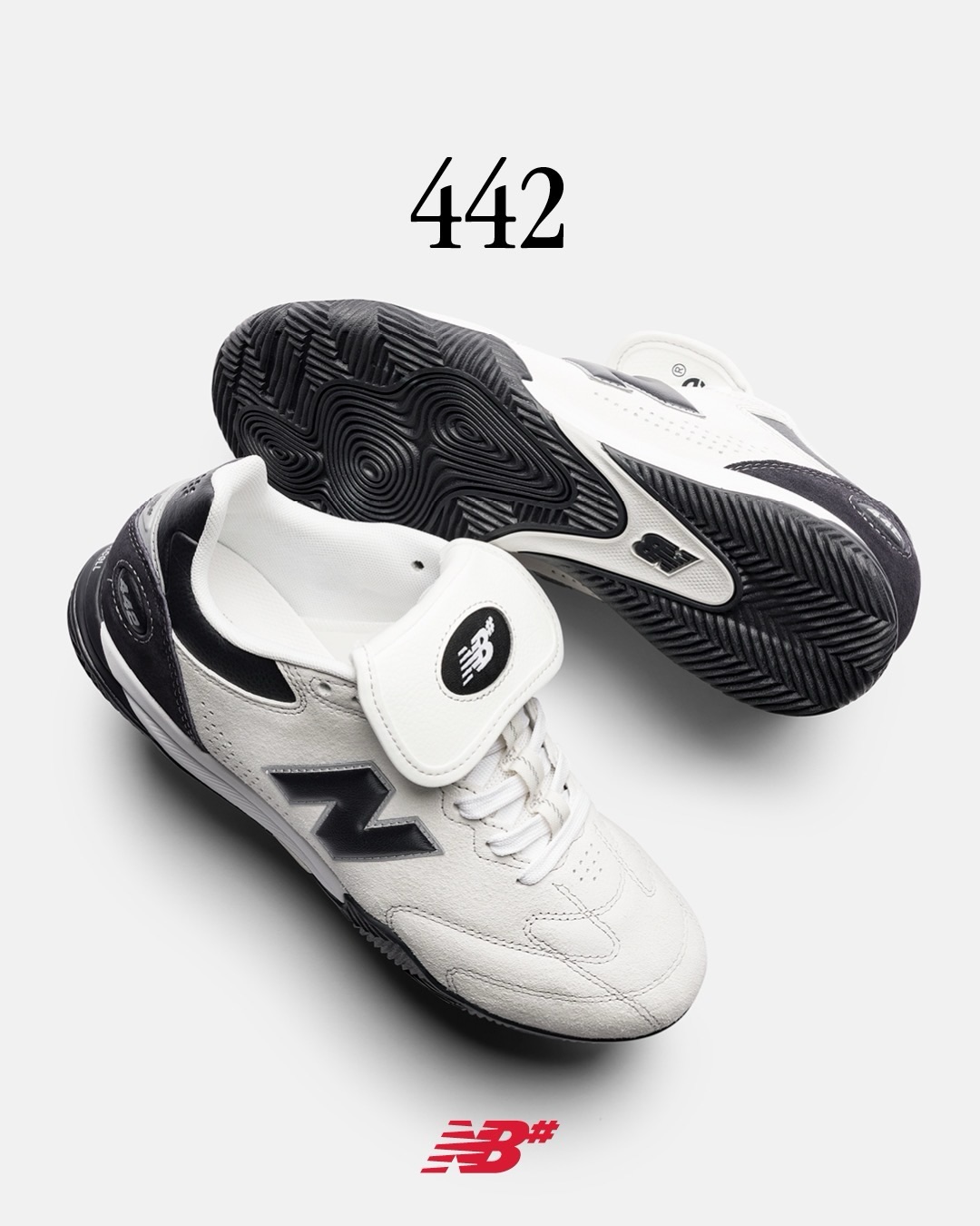 @nbnumericNew Balance Numeric 442 CollectionThe Numeric 442.From the football archive, adopted for skateboarding.ベースとなったのは、New Balanceのインドアフットボールシューズ「442 Elite v3」。ピッグスエードのアッパーは前足部にクロスステッチを配し、ボードコントロールと耐久性を両立。ヘリテージの「フロップタン」には表にNew Balance、裏にNB# のロゴを配しています。FuelCellミッドソールによる快適性と推進力はそのままに、コート内外を問わない設計が、スケートボードでの自由自在なフットワークへと繋がる一足です。同時に「NB NUMERIC L/S TEAM JERSEY」もリリース。442と合わせて着たい一枚です。まもなく発売【発売日】10/31(土)Online Store：10/31 AM0:00〜※スケートショップでの取り扱いはinstantのみとなります。※通常の442はかなりタイトなフィッティングですが、Numeric 442は通常のサイズでお選びいただけます。#NBNumeric#UN442#instantskateshop#instantskateboards